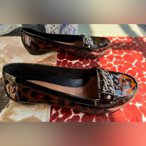 Animal Print Loafers w/ Chain detail Sz 8.5M - Picture 6 of 6